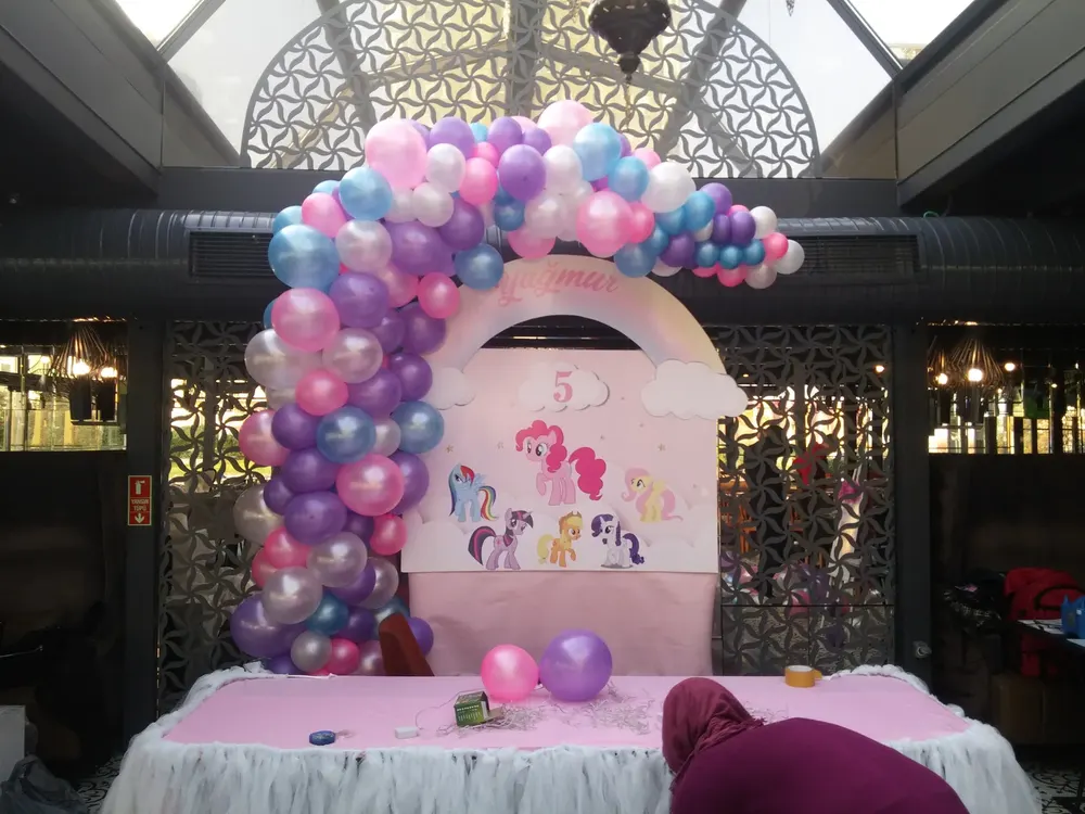 Balon Figürleri örneği, profesyonel kurulum — Esin Balon