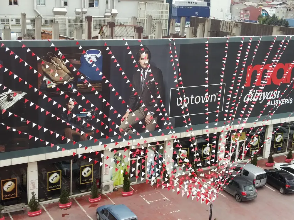 İstanbul bayrak süsleme uygulaması — Esin Balon organizasyon