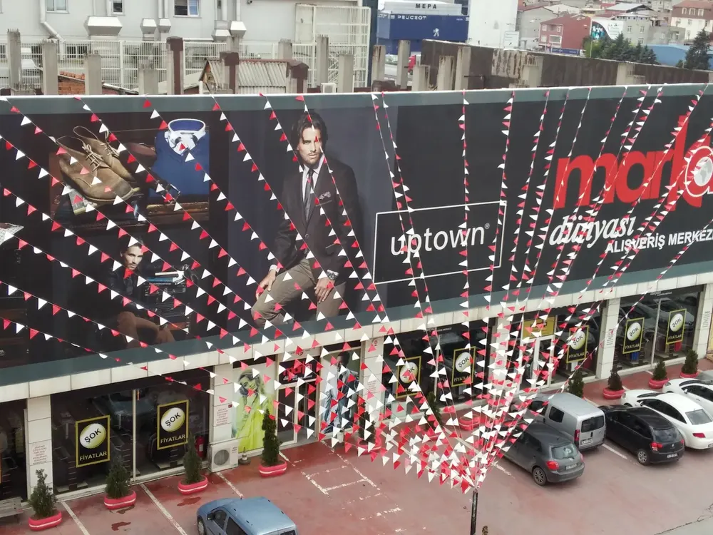 İstanbul bayrak süsleme uygulaması — Esin Balon organizasyon