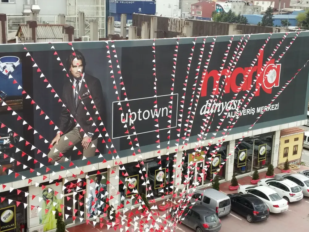 İstanbul bayrak süsleme uygulaması — Esin Balon organizasyon