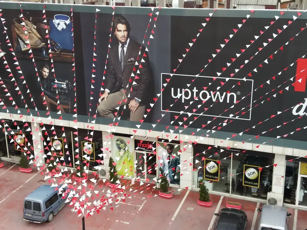 Bayrak Süsleme örneği, profesyonel kurulum — Esin Balon
