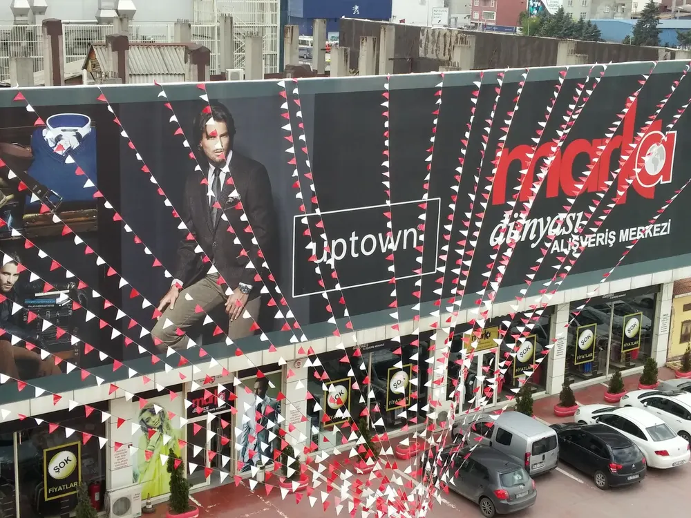 İstanbul bayrak süsleme uygulaması — Esin Balon organizasyon