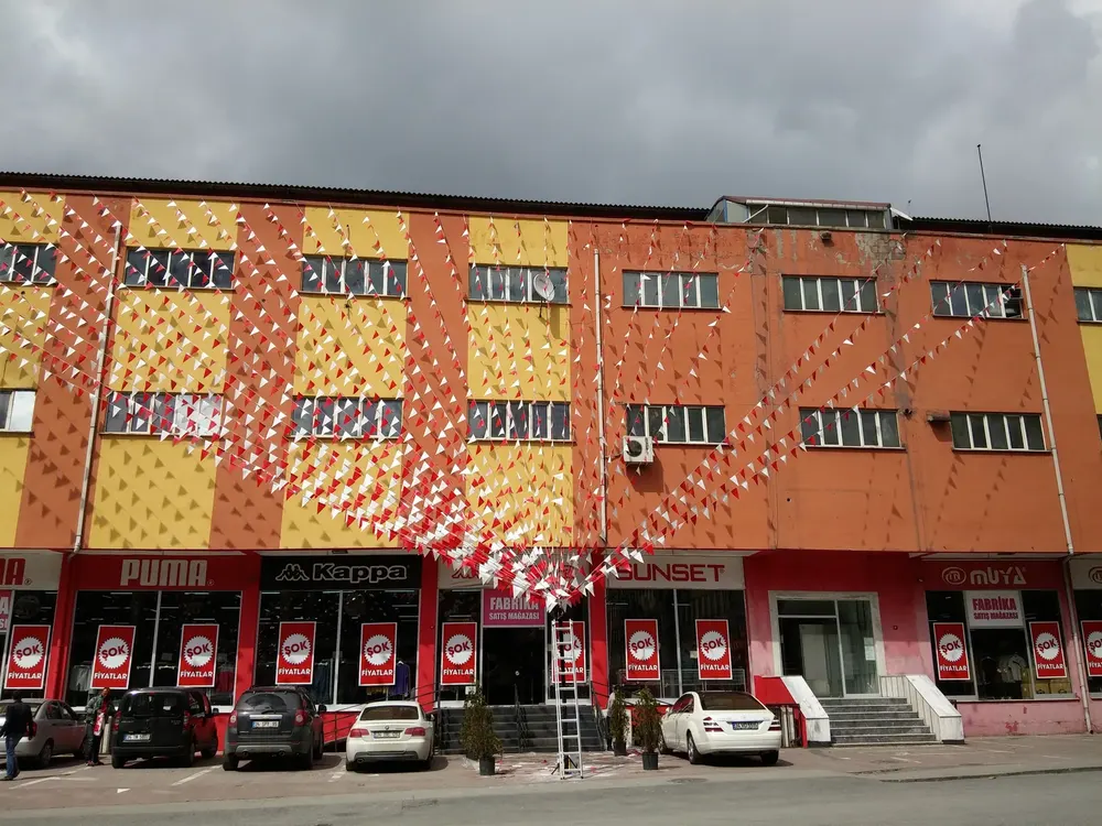 Bayrak Süsleme örneği, profesyonel kurulum — Esin Balon
