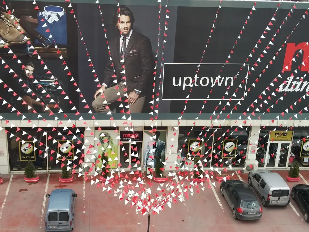 Bayrak Süsleme örneği, profesyonel kurulum — Esin Balon