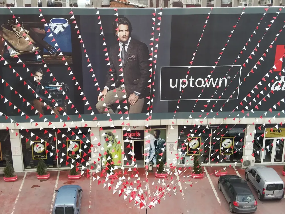 Bayrak Süsleme örneği, profesyonel kurulum — Esin Balon