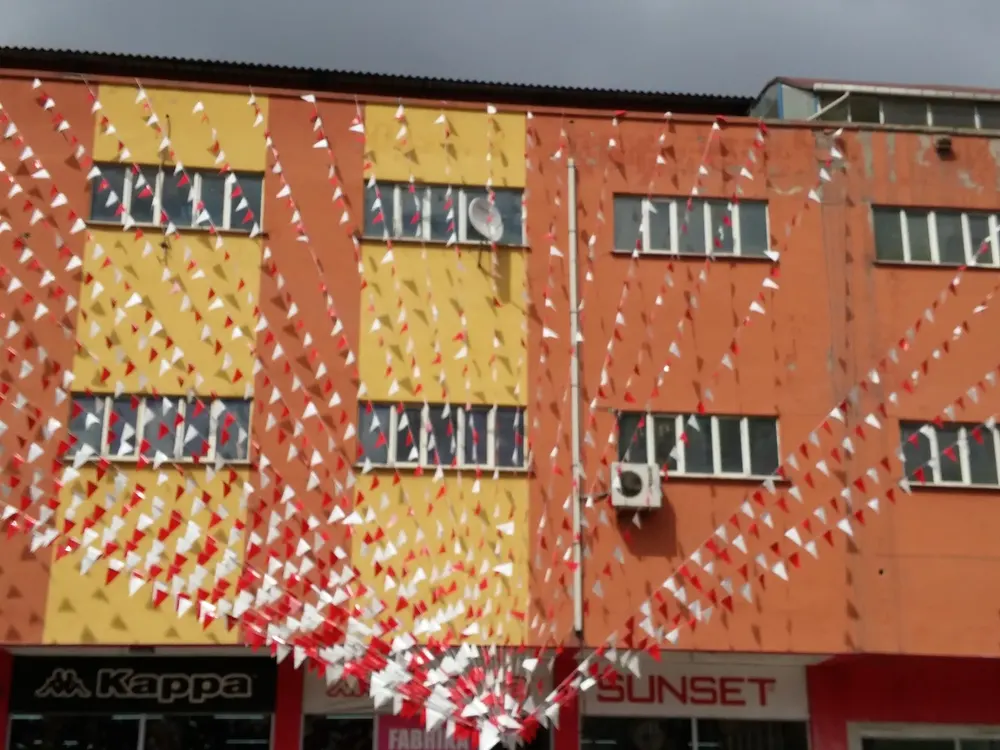 İstanbul bayrak süsleme uygulaması — Esin Balon organizasyon
