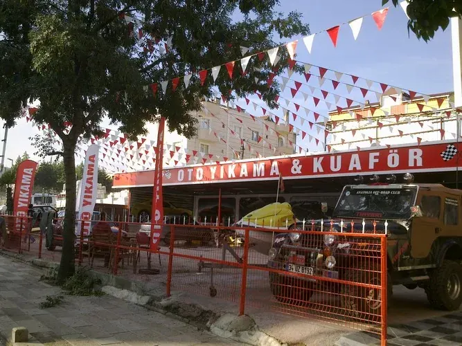 Bayrak Süsleme örneği, profesyonel kurulum — Esin Balon