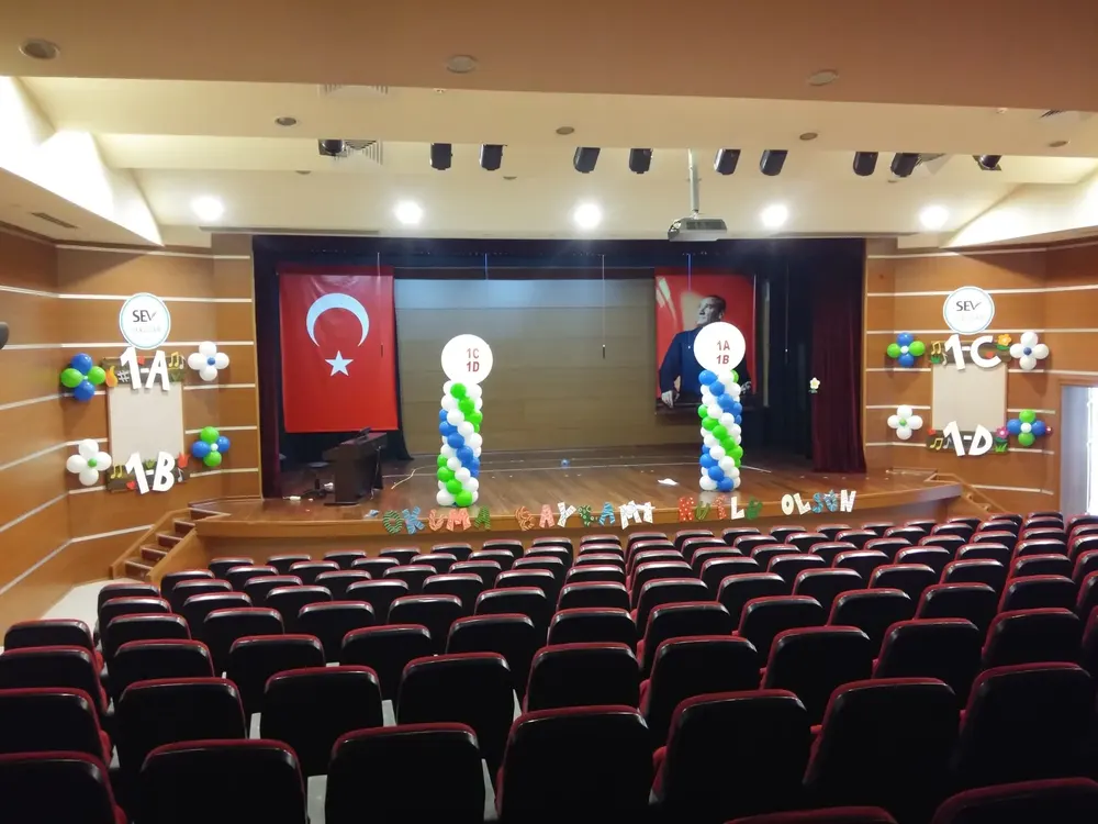 Dikme Sütun Balon Süsleme örneği, profesyonel kurulum — Esin Balon