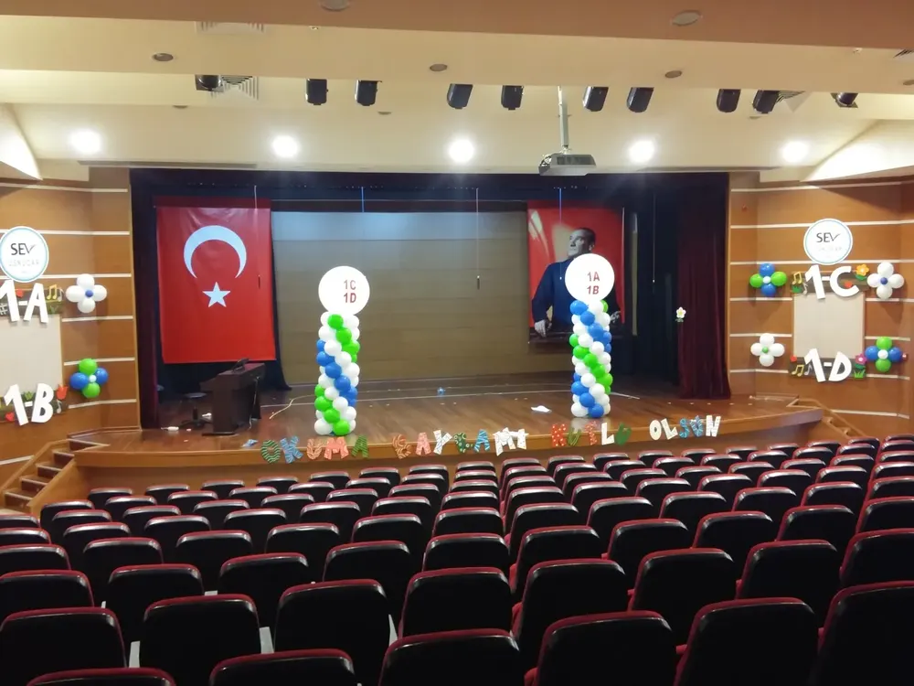 Dikme Sütun Balon Süsleme örneği, profesyonel kurulum — Esin Balon