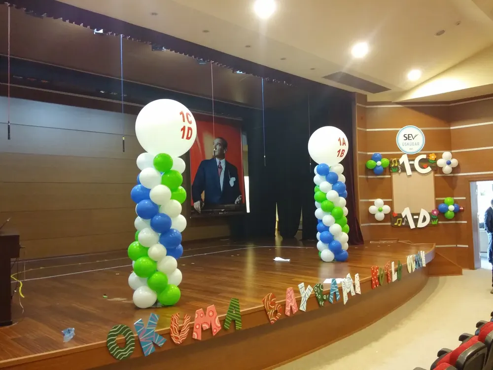 Dikme Sütun Balon Süsleme örneği, profesyonel kurulum — Esin Balon