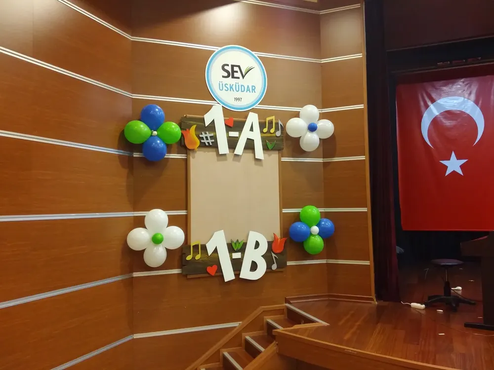 Dikme Sütun Balon Süsleme örneği, profesyonel kurulum — Esin Balon