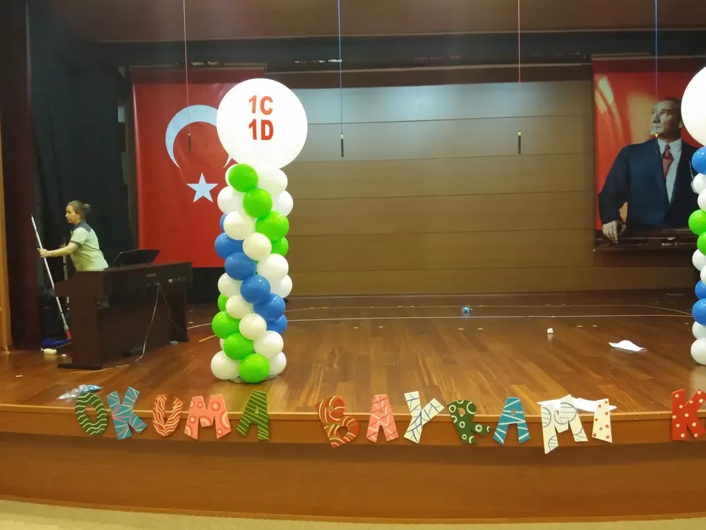 Dikme Sütun Balon Süsleme örneği, profesyonel kurulum — Esin Balon