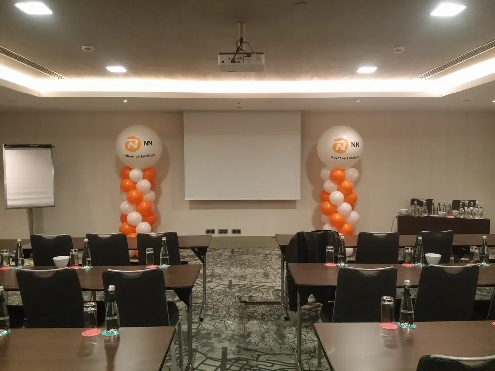 Dikme Sütun Balon Süsleme örneği, profesyonel kurulum — Esin Balon