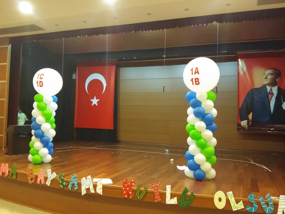 Dikme Sütun Balon Süsleme örneği, profesyonel kurulum — Esin Balon