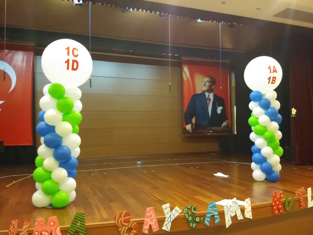 Dikme Sütun Balon Süsleme örneği, profesyonel kurulum — Esin Balon