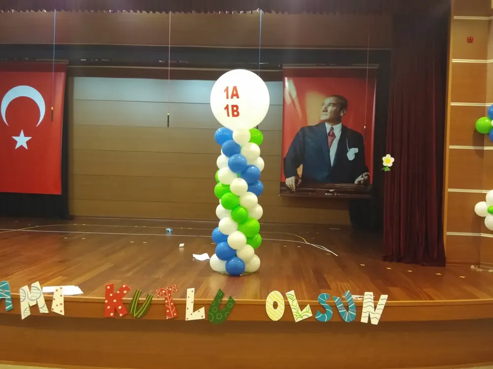Dikme Sütun Balon Süsleme örneği, profesyonel kurulum — Esin Balon