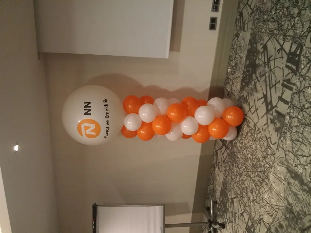 Dikme Sütun Balon Süsleme örneği, profesyonel kurulum — Esin Balon