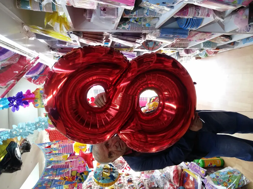Folyo Harf ve Rakam Balon örneği, profesyonel kurulum — Esin Balon