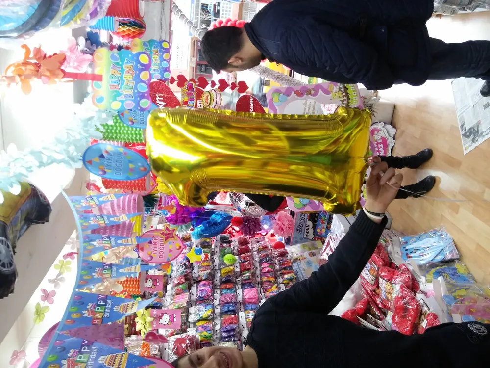 Folyo Harf ve Rakam Balon örneği, profesyonel kurulum — Esin Balon
