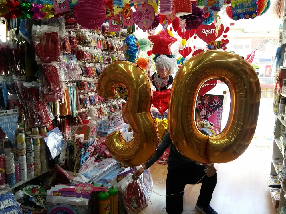 Folyo Harf ve Rakam Balon örneği, profesyonel kurulum — Esin Balon