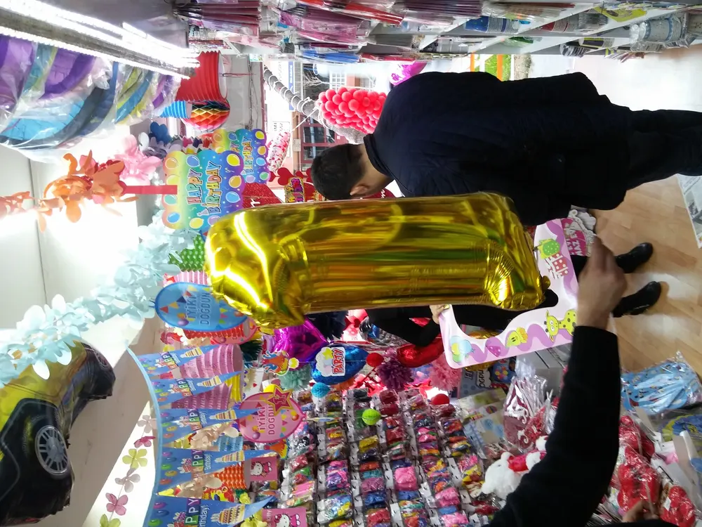 Folyo Harf ve Rakam Balon örneği, profesyonel kurulum — Esin Balon