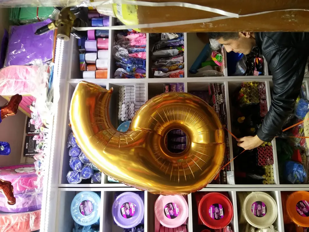 Folyo Harf ve Rakam Balon örneği, profesyonel kurulum — Esin Balon