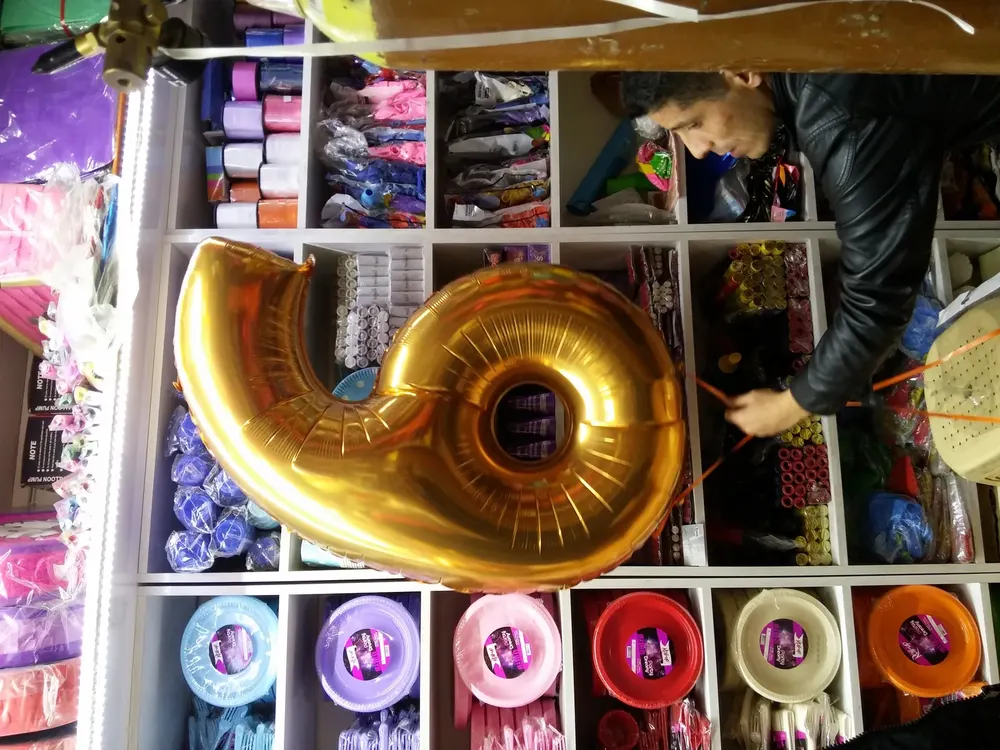 Folyo Harf ve Rakam Balon örneği, profesyonel kurulum — Esin Balon
