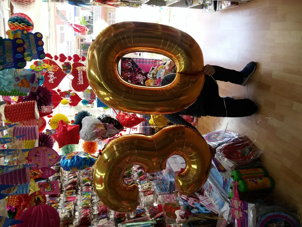 Folyo Harf ve Rakam Balon örneği, profesyonel kurulum — Esin Balon
