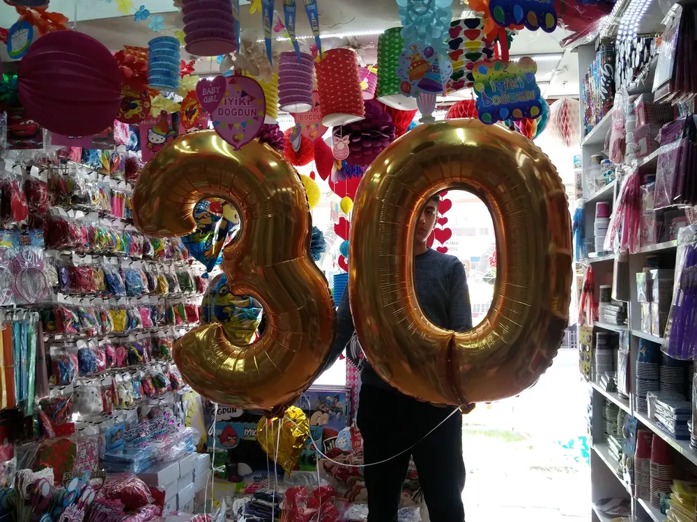 Folyo Harf ve Rakam Balon örneği, profesyonel kurulum — Esin Balon