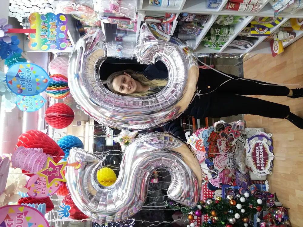 Folyo Harf ve Rakam Balon örneği, profesyonel kurulum — Esin Balon
