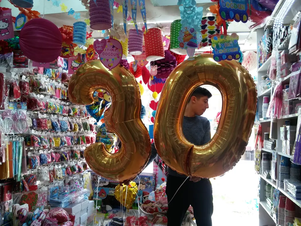 Folyo Harf ve Rakam Balon örneği, profesyonel kurulum — Esin Balon