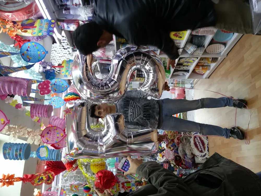 Folyo Harf ve Rakam Balon örneği, profesyonel kurulum — Esin Balon