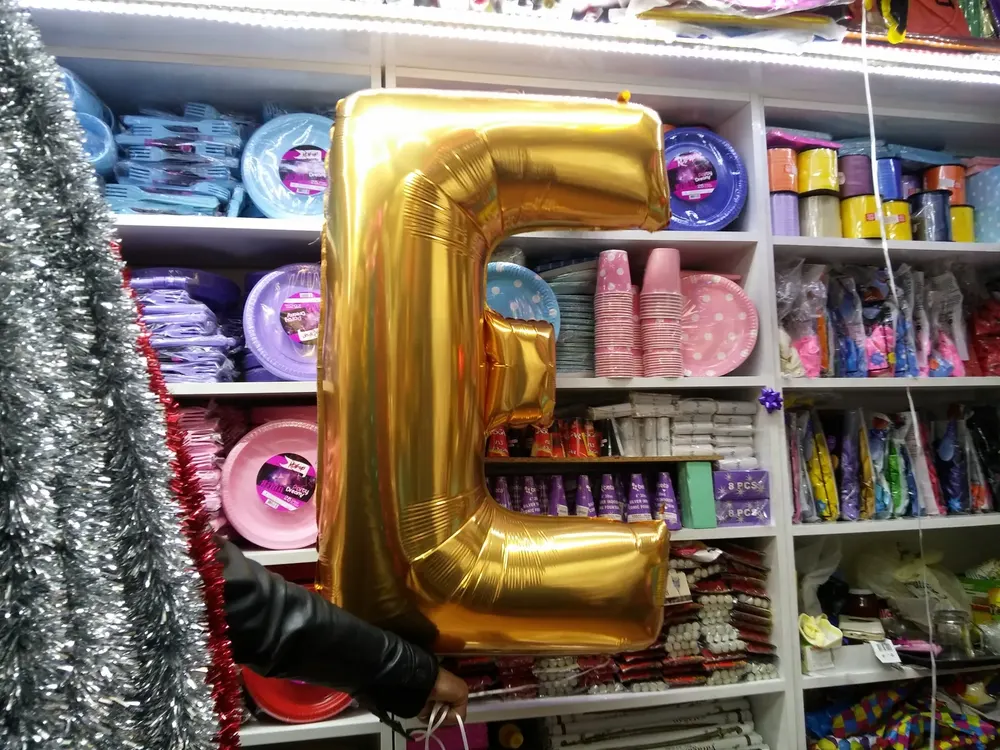 Folyo Harf ve Rakam Balon örneği, profesyonel kurulum — Esin Balon