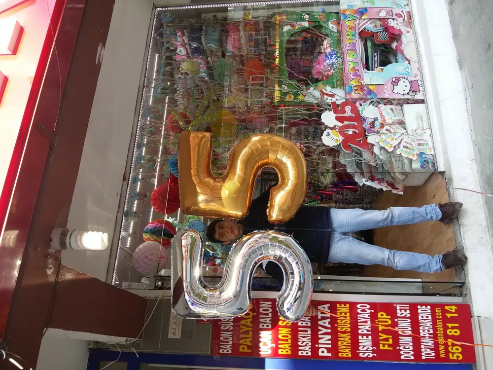 Folyo Harf ve Rakam Balon örneği, profesyonel kurulum — Esin Balon