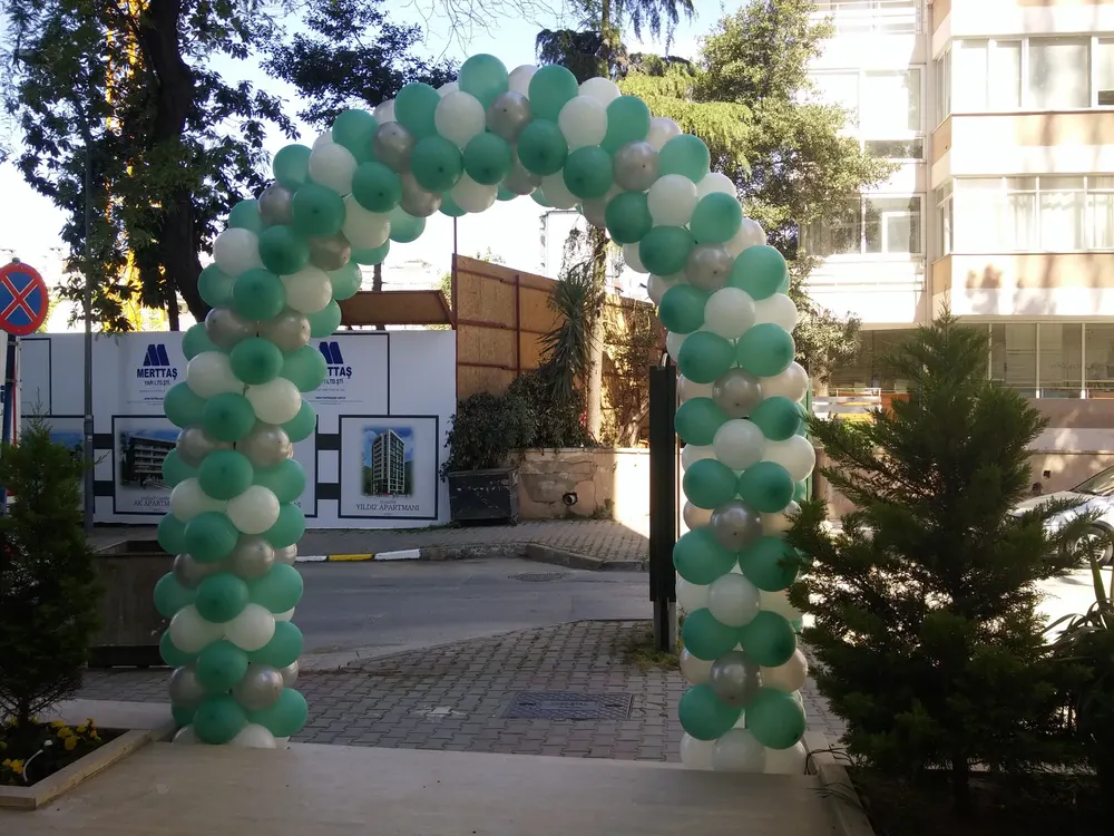 Kapı Takı Balon Süsleme örneği, profesyonel kurulum — Esin Balon