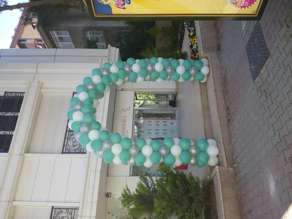 Kapı Takı Balon Süsleme örneği, profesyonel kurulum — Esin Balon