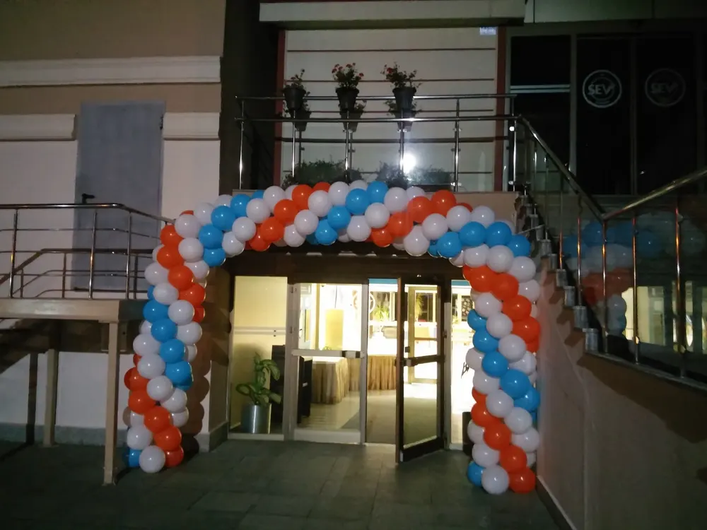 Kapı Takı Balon Süsleme örneği, profesyonel kurulum — Esin Balon