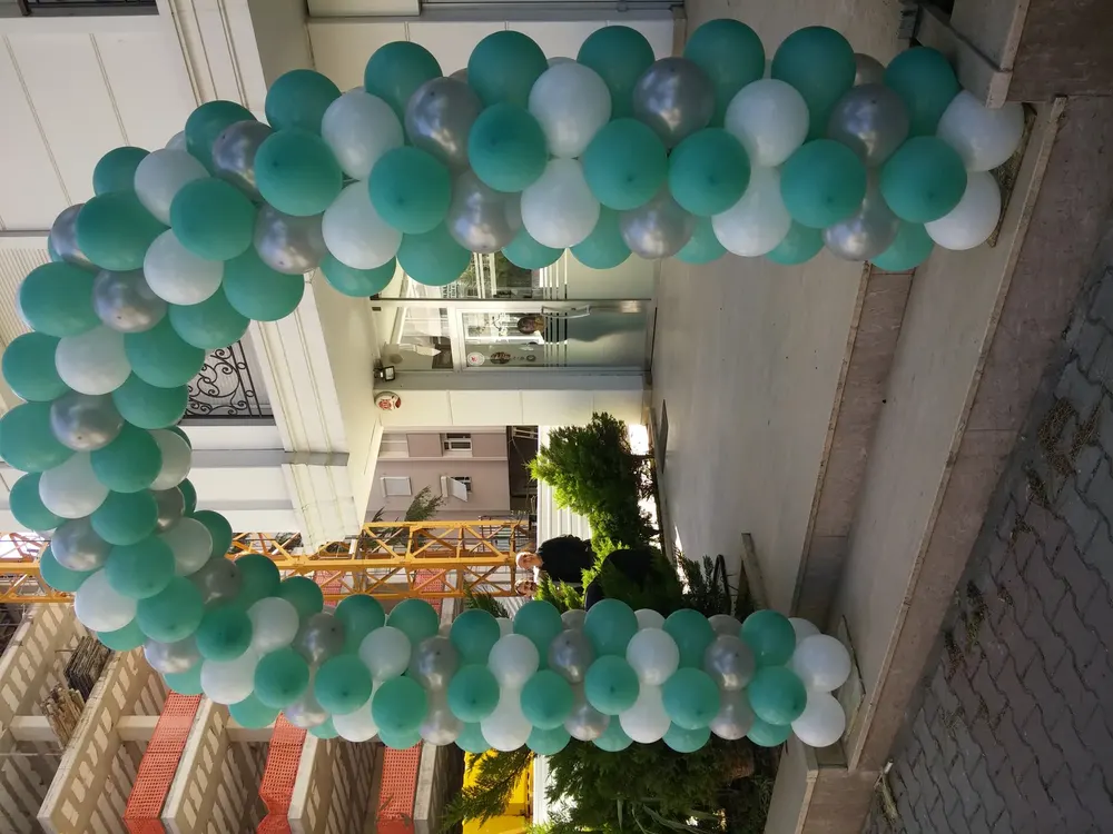 Kapı Takı Balon Süsleme örneği, profesyonel kurulum — Esin Balon