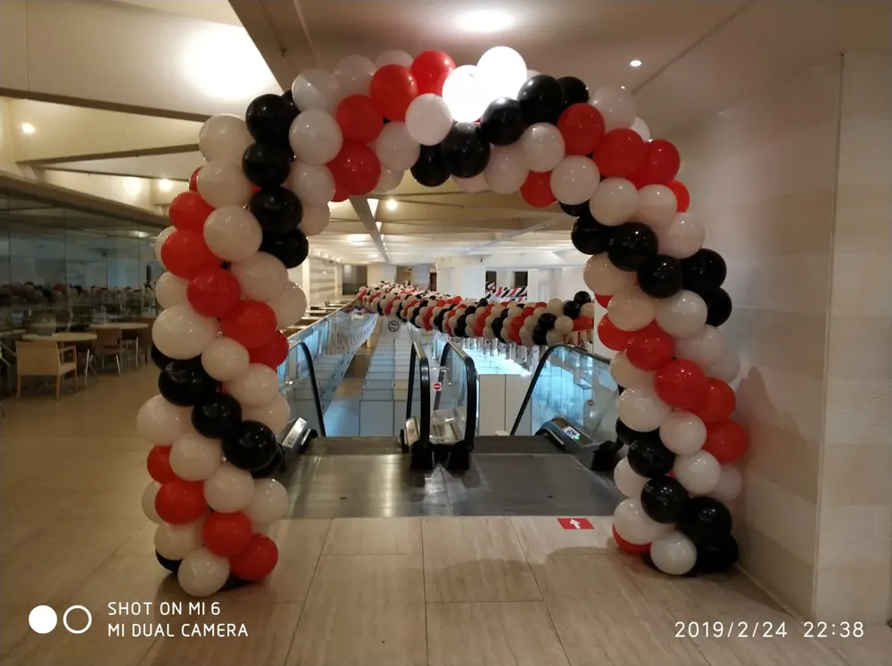 Kapı Takı Balon Süsleme örneği, profesyonel kurulum — Esin Balon