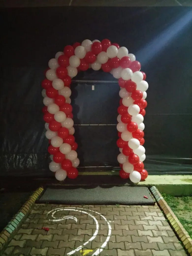 Kapı Takı Balon Süsleme örneği, profesyonel kurulum — Esin Balon
