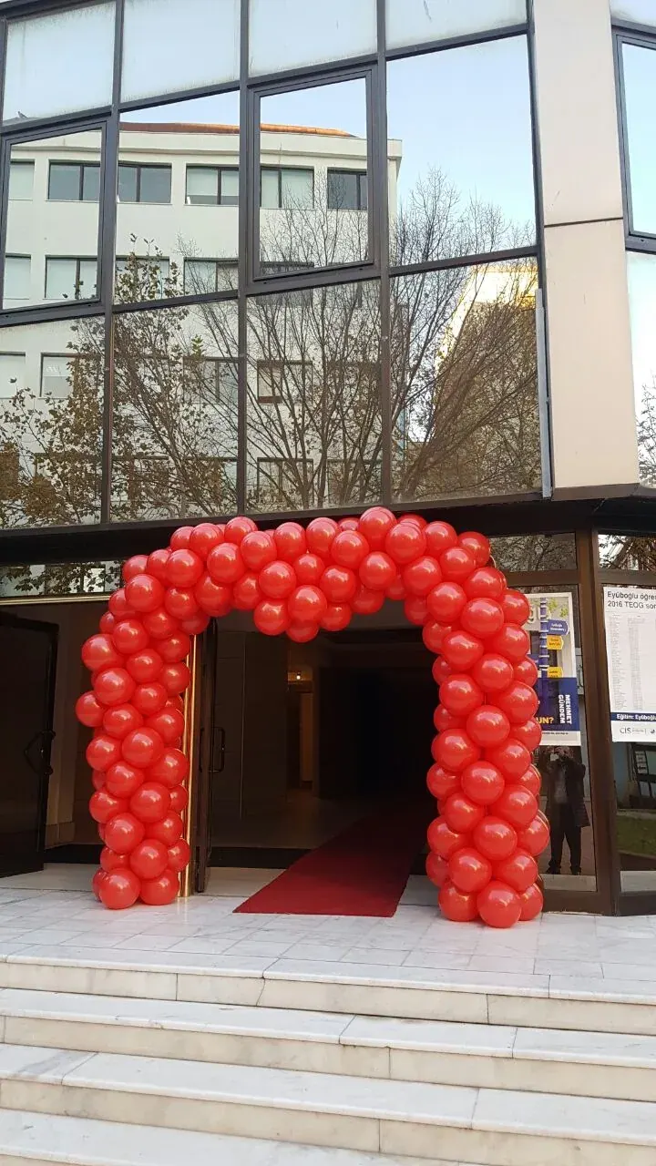 Kapı Takı Balon Süsleme örneği, profesyonel kurulum — Esin Balon