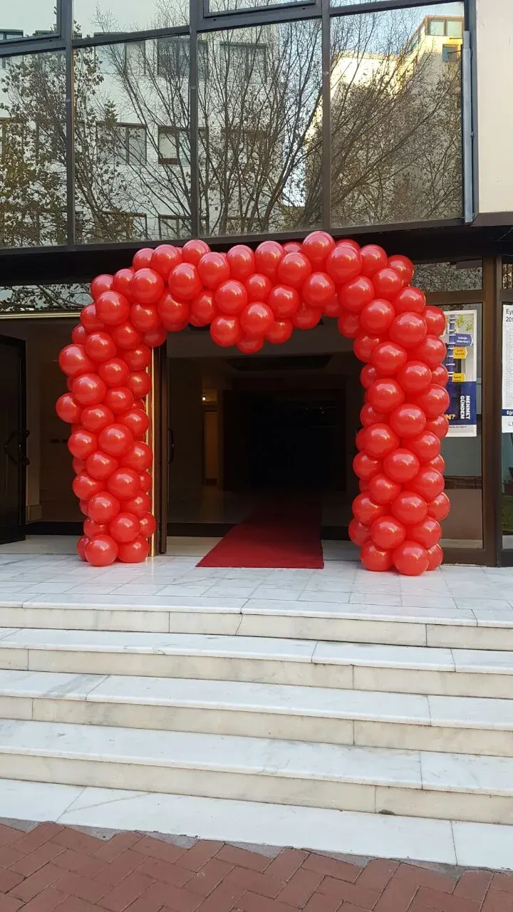 Kapı Takı Balon Süsleme örneği, profesyonel kurulum — Esin Balon