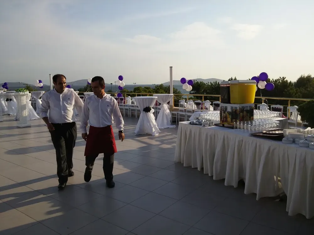 Kokteyl Bistro Masası örneği, profesyonel kurulum — Esin Balon
