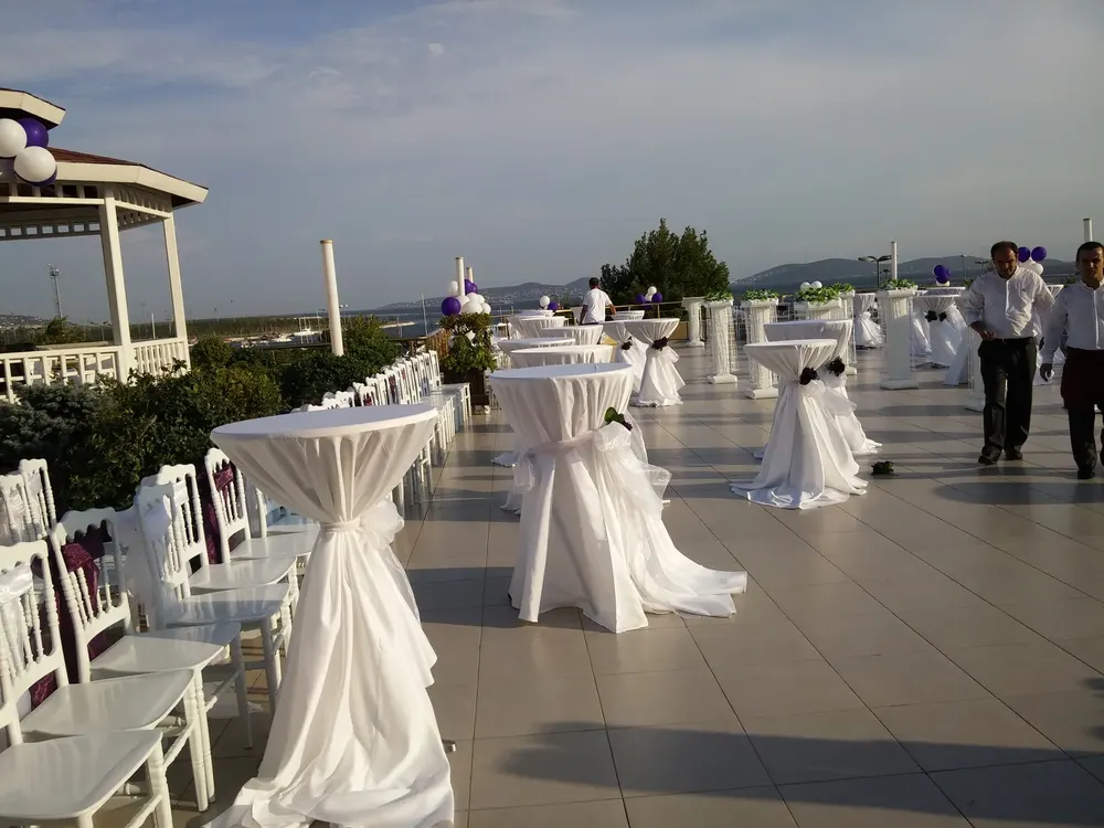 İstanbul kokteyl bistro masası uygulaması — Esin Balon organizasyon