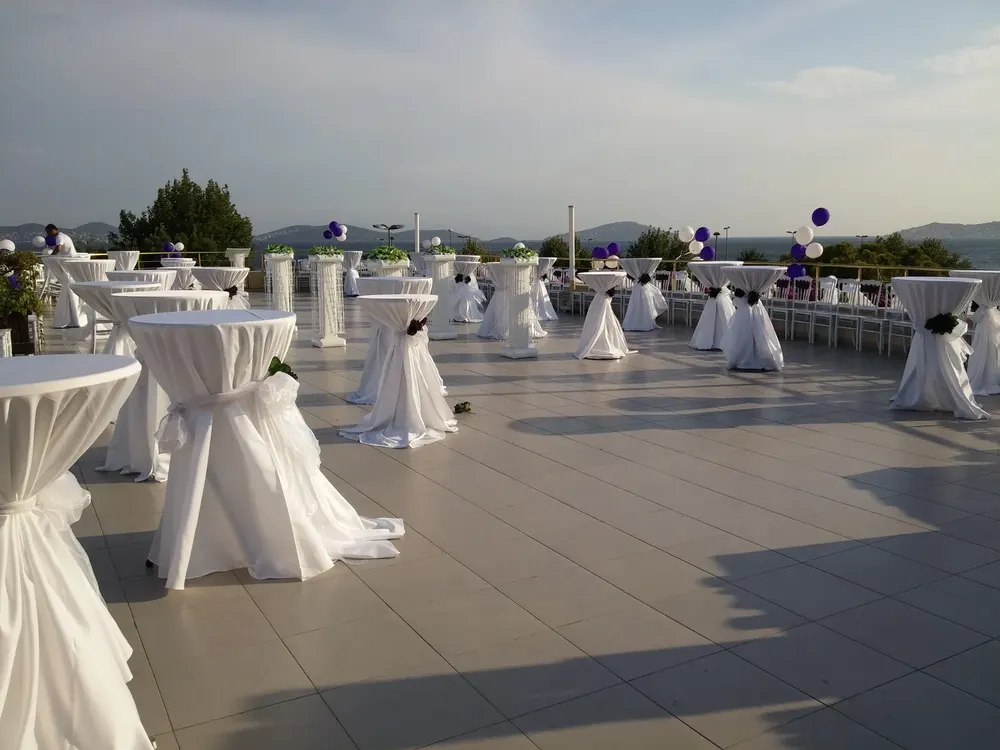 Kokteyl Bistro Masası örneği, profesyonel kurulum — Esin Balon