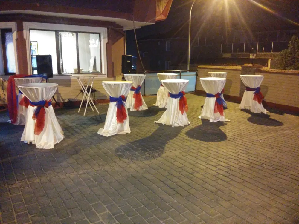 Kokteyl Bistro Masası örneği, profesyonel kurulum — Esin Balon