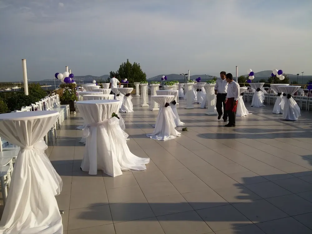 Kokteyl Bistro Masası örneği, profesyonel kurulum — Esin Balon