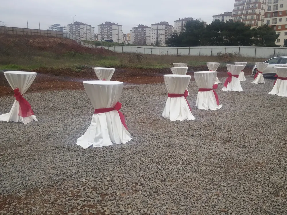 Kokteyl Bistro Masası örneği, profesyonel kurulum — Esin Balon