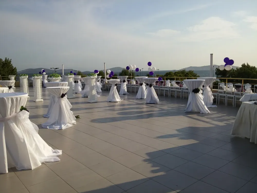 İstanbul kokteyl bistro masası uygulaması — Esin Balon organizasyon