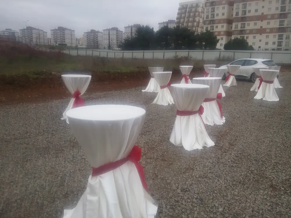 Kokteyl Bistro Masası örneği, profesyonel kurulum — Esin Balon